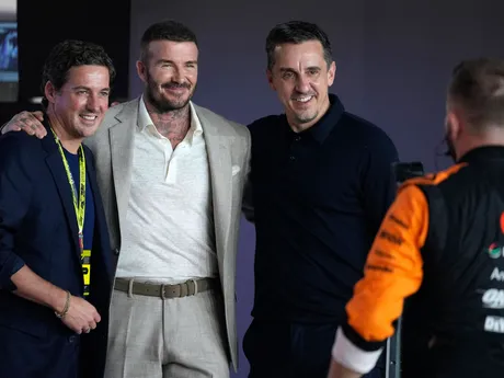 Bývalý futbalista David Beckham (v strede) pózuje počas Veľkej ceny Kataru F1.