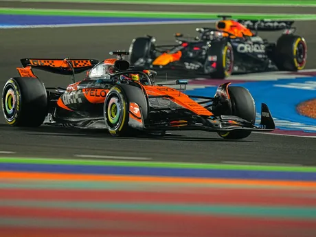 Austrálčan Oscar Piastri vo farbách McLarenu počas Veľkej ceny Kataru F1.