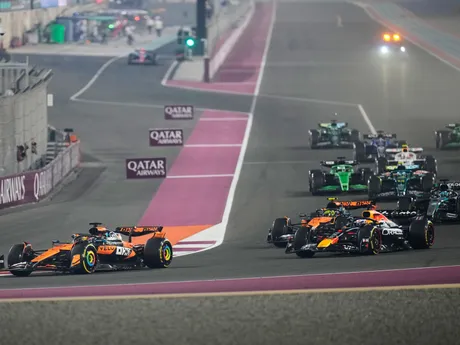 Austrálčan Oscar Piastri na prvom mieste krátko po štarte Veľkej ceny Kataru F1.