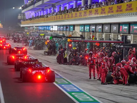 Rušná situácia v boxoch počas Veľkej ceny Kataru F1 2025.