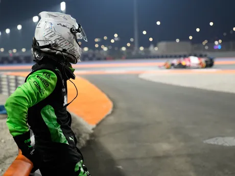 Nemecký pretekár Nico Hülkenberg po vypadnutí vo Veľkej cene Kataru F1. 