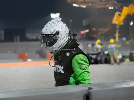 Nemecký pretekár Nico Hülkenberg po vypadnutí vo Veľkej cene Kataru F1. 