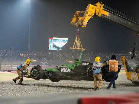 Monopost nemeckého pilota Nica Hülkenberga po vypadnutí vo Veľkej cene Kataru F1. 