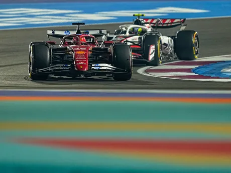 Monačan Charles Leclerc vo farbách Ferrari počas Veľkej ceny Kataru F1.