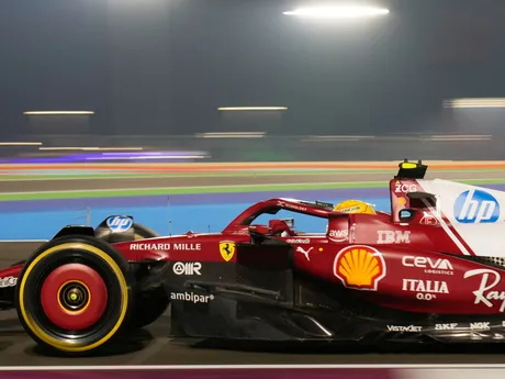 Britský pretekár Lewis Hamilton počas Veľkej ceny Kataru F1.