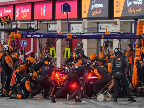 Austrálsky pretekár Oscar Piastri počas zastávky v boxoch vo Veľkej cene Kataru F1.