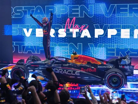 Holanďan Max Verstappen sa teší z triumfu na Veľkej cene Kataru F1.