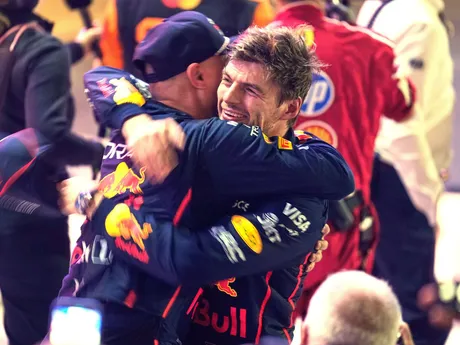 Holanďan Max Verstappen sa teší z triumfu na Veľkej cene Kataru F1.