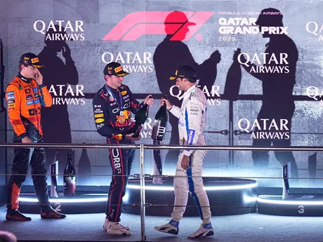 Trojica najlepších pretekárov Veľkej ceny Kataru F1 na stupňoch víťazov. 