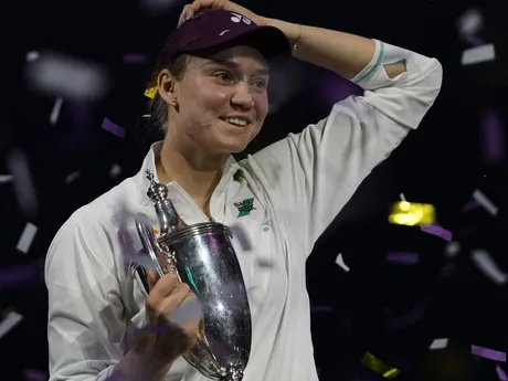 Kazašská tenistka Jelena Rybakinová pózuje s trofejou