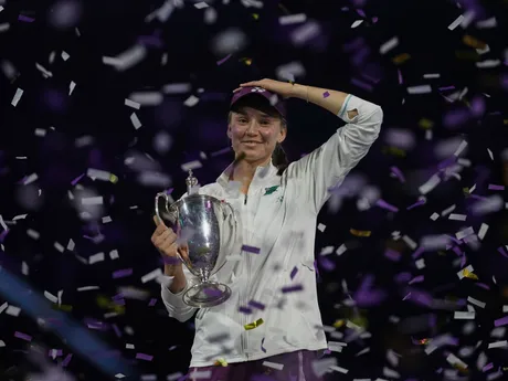 Kazašská tenistka Jelena Rybakinová pózuje s trofejou