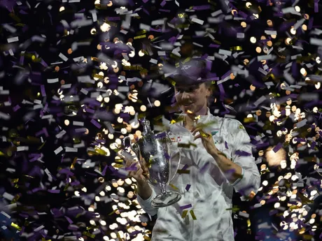 Kazašská tenistka Jelena Rybakinová pózuje s trofejou