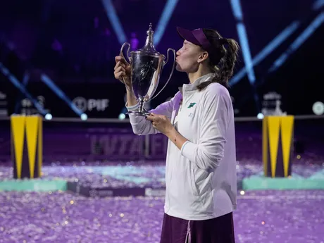 Kazašská tenistka Jelena Rybakinová pózuje s trofejou