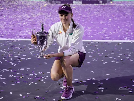 Kazašská tenistka Jelena Rybakinová pózuje s trofejou