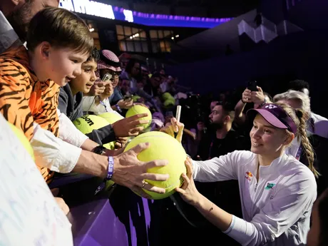 Kazašská tenistka Jelena Rybakinová podpisuje autogramy