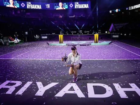 Kazašská tenistka Jelena Rybakinová pózuje s trofejou