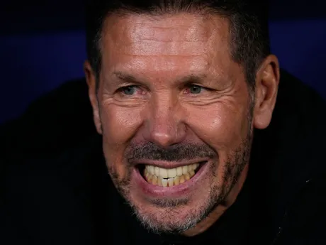 Diego Simeone reaguje na lavičke počas zápasu 5. kola ligovej fázy Ligy majstrov Atlético Madrid - Inter Miláno.