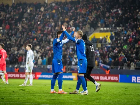 Na snímke hráči Slovenska oslavujúci víťazstvo počas kvalifikačného zápasu na Majstrovstvá sveta 2026 medzi Slovenskom a Severným Írskom v Košiciach.