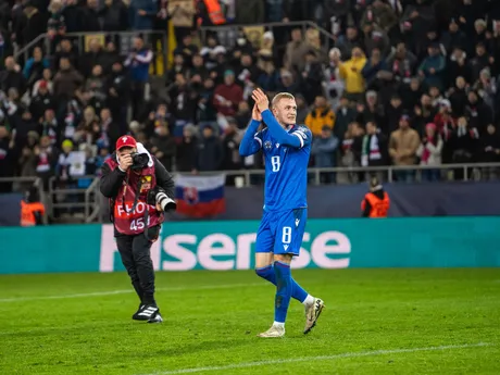 Na snímke hráči Slovenska oslavujúci víťazstvo počas kvalifikačného zápasu na Majstrovstvá sveta 2026 medzi Slovenskom a Severným Írskom v Košiciach.
