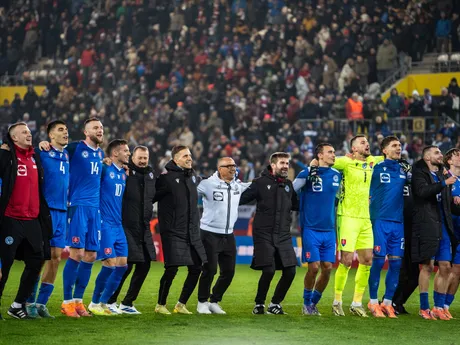 Na snímke hráči Slovenska oslavujúci víťazstvo počas kvalifikačného zápasu na Majstrovstvá sveta 2026 medzi Slovenskom a Severným Írskom v Košiciach.