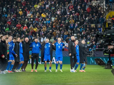 Na snímke hráči Slovenska oslavujúci víťazstvo počas kvalifikačného zápasu na Majstrovstvá sveta 2026 medzi Slovenskom a Severným Írskom v Košiciach.