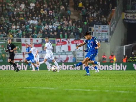 Na snímke hráč Slovenska Adam Obert (4) počas kvalifikačného zápasu na Majstrovstvá sveta 2026 medzi Slovenskom a Severným Írskom v Košiciach.