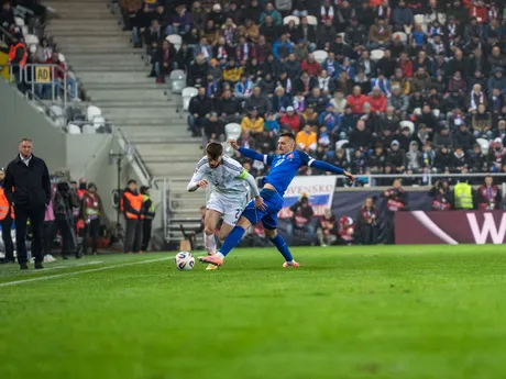 Na snímke hráč Slovenska Lukáš Haraslín (17) a hráč Severného Írska Conor Bradley (2) počas kvalifikačného zápasu na Majstrovstvá sveta 2026 medzi Slovenskom a Severným Írskom v Košiciach.