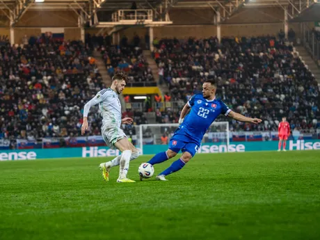 Na snímke hráč Severného Írska Conor Bradley (2) a hráč Slovenska Stanislav Lobotka (22) počas kvalifikačného zápasu na Majstrovstvá sveta 2026 medzi Slovenskom a Severným Írskom v Košiciach.
