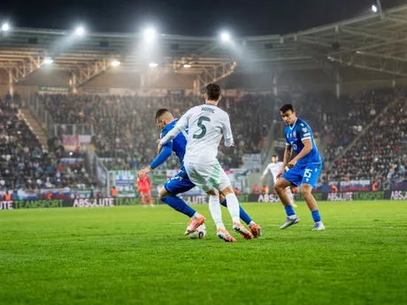 Na snímke hráč Slovenska Lukáš Haraslín (17) a hráč Severného Írska Trai Hume (5) počas kvalifikačného zápasu na Majstrovstvá sveta 2026 medzi Slovenskom a Severným Írskom v Košiciach.