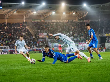 Na snímke hráč Slovenska Lukáš Haraslín (17) a hráč Severného Írska Trai Hume (5) počas kvalifikačného zápasu na Majstrovstvá sveta 2026 medzi Slovenskom a Severným Írskom v Košiciach.