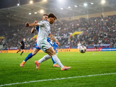 Na snímke hráč Severného Írska Dion Charles (9) a hráč Slovenska Milan Škriniar (14) počas kvalifikačného zápasu na Majstrovstvá sveta 2026 medzi Slovenskom a Severným Írskom v Košiciach.