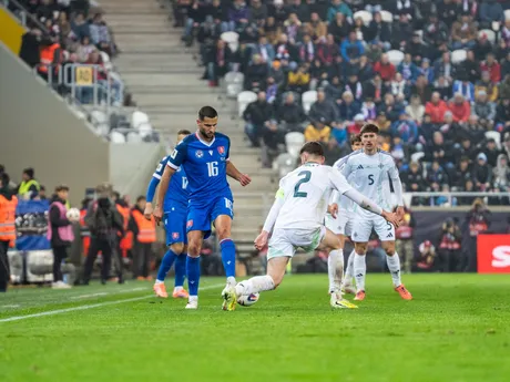 Na snímke hráč Slovenska Dávid Hancko (16) a hráč Severného Írska Conor Bradley (2) počas kvalifikačného zápasu na Majstrovstvá sveta 2026 medzi Slovenskom a Severným Írskom v Košiciach.