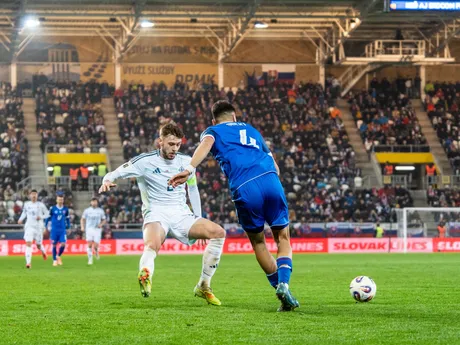 Na snímke hráč Slovenska Adam Obert (4) a hráč Severného Írska Conor Bradley (2) počas kvalifikačného zápasu na Majstrovstvá sveta 2026 medzi Slovenskom a Severným Írskom v Košiciach.