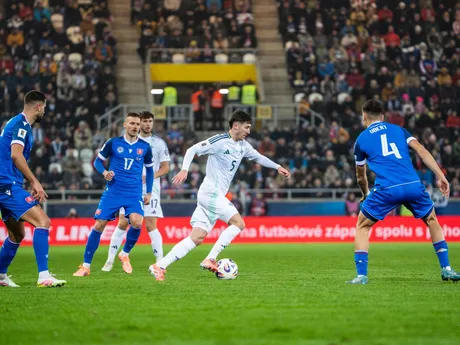 Na snímke v strede hráč Severného Írska Trai Hume (5) počas kvalifikačného zápasu na Majstrovstvá sveta 2026 medzi Slovenskom a Severným Írskom v Košiciach.