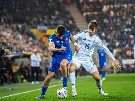 Na snímke hráč Slovenska Adam Obert (4) a hráč Severného Írska Bradley Lyons (16) počas kvalifikačného zápasu na Majstrovstvá sveta 2026 medzi Slovenskom a Severným Írskom v Košiciach.