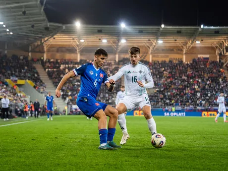 Na snímke hráč Slovenska Adam Obert (4) a hráč Severného Írska Bradley Lyons (16) počas kvalifikačného zápasu na Majstrovstvá sveta 2026 medzi Slovenskom a Severným Írskom v Košiciach.