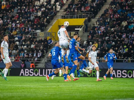 Na snímke hráč Severného Írska Daniel Ballard (4) hlavičkuje počas kvalifikačného zápasu na Majstrovstvá sveta 2026 medzi Slovenskom a Severným Írskom v Košiciach.