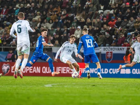 Na snímke v strede hráč Severného Írska Isaac Price (14) počas kvalifikačného zápasu na Majstrovstvá sveta 2026 medzi Slovenskom a Severným Írskom v Košiciach.