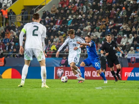 Na snímke v strede hráč Severného Írska Isaac Price (14) a hráč Slovenska Stanislav Lobotka (22) počas kvalifikačného zápasu na Majstrovstvá sveta 2026 medzi Slovenskom a Severným Írskom v Košiciach.
