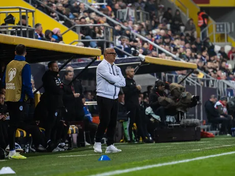 Na snímke hlavný tréner Slovenska Francesco Calzona počas kvalifikačného zápasu na Majstrovstvá sveta 2026 medzi Slovenskom a Severným Írskom v Košiciach.