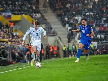 Na snímke hráč Severného Írska Conor Bradley (2) počas kvalifikačného zápasu na Majstrovstvá sveta 2026 medzi Slovenskom a Severným Írskom v Košiciach.