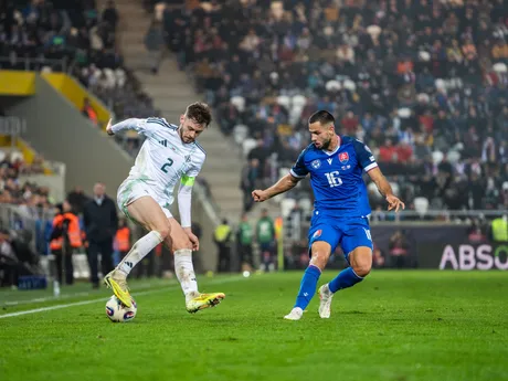 Na snímke hráč Severného Írska Conor Bradley (2) a hráč Slovenska Dávid Hancko (16) počas kvalifikačného zápasu na Majstrovstvá sveta 2026 medzi Slovenskom a Severným Írskom v Košiciach.