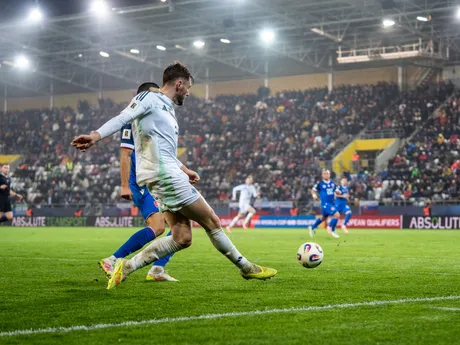 Na snímke hráč Severného Írska Conor Bradley (2) počas kvalifikačného zápasu na Majstrovstvá sveta 2026 medzi Slovenskom a Severným Írskom v Košiciach.
