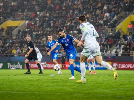 Na snímke hráč Slovenska Dávid Hancko (16) počas kvalifikačného zápasu na Majstrovstvá sveta 2026 medzi Slovenskom a Severným Írskom v Košiciach.