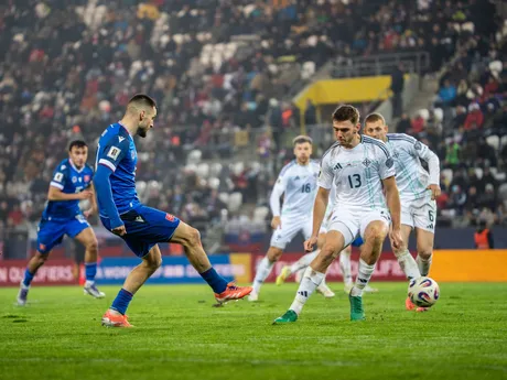 Na snímke hráč Slovenska Matúš Bero (21) a hráč Severného Írska Ruairi McConville (13) počas kvalifikačného zápasu na Majstrovstvá sveta 2026 medzi Slovenskom a Severným Írskom v Košiciach.
