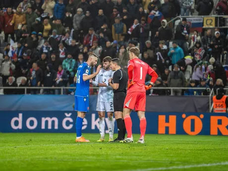 Na snímke hráč Slovenska Milan Škriniar (14), hráč Severného Írska Conor Bradley (2) a rozhodca István Kovács počas kvalifikačného zápasu na Majstrovstvá sveta 2026 medzi Slovenskom a Severným Írskom v Košiciach.