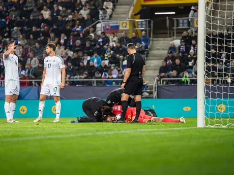 Na snímke hráč Severného Írska Bailey Peacock-Farrell (1) otrasený po súboji počas kvalifikačného zápasu na Majstrovstvá sveta 2026 medzi Slovenskom a Severným Írskom v Košiciach.