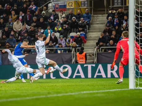 Na snímke hráč Slovenska Dávid Hancko (16) striela počas kvalifikačného zápasu na Majstrovstvá sveta 2026 medzi Slovenskom a Severným Írskom v Košiciach.