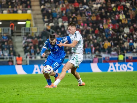 Na snímke hráč Slovenska Matúš Bero (21) a hráč Severného Írska Trai Hume (5) počas kvalifikačného zápasu na Majstrovstvá sveta 2026 medzi Slovenskom a Severným Írskom v Košiciach.