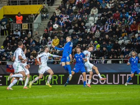 Na snímke hráč Slovenska Tomáš Bobček (8) hlavičkuje počas kvalifikačného zápasu na Majstrovstvá sveta 2026 medzi Slovenskom a Severným Írskom v Košiciach.